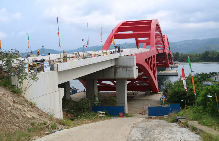 Gubernur Perintahkan Pembangunan Jembatan Holtekap Tetap Jalan